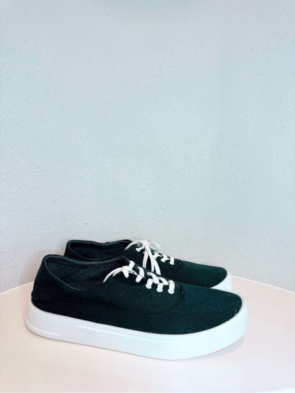 OluKai Tradewind Men’s Black Lava Rock Canvas Size 10 NWT